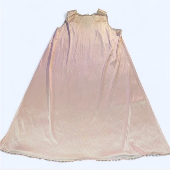 Elegant Pink Nightgown with Lace Trim - Picture 2 of 3